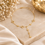 Collier Olivia doré présenté dans un décor beige