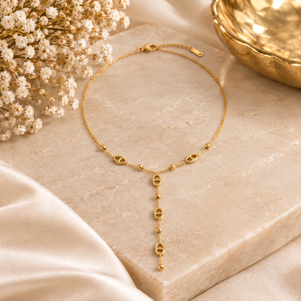 Collier Tania avec boules dorées sur décor beige