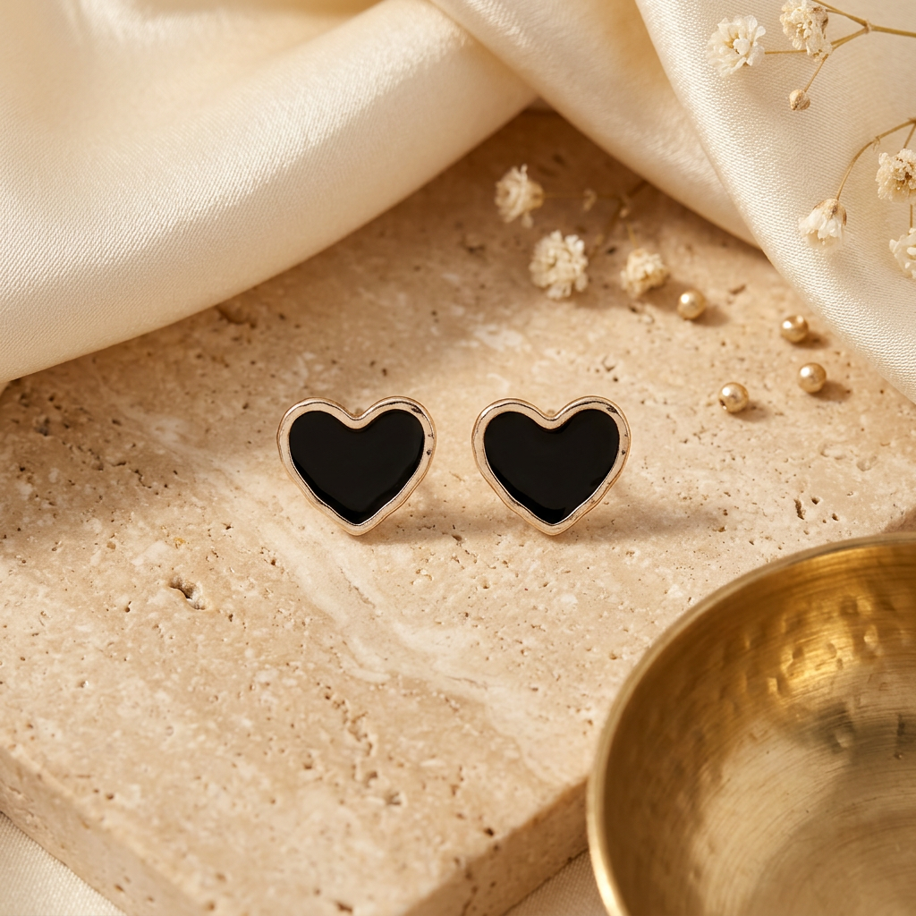 Boucles d’oreilles Amour noires sur fond beige
