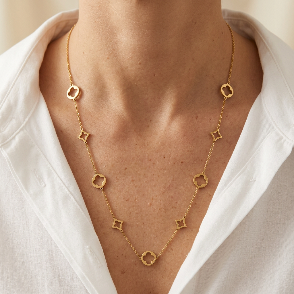 Collier Maëlle porté avec une blouse blanche