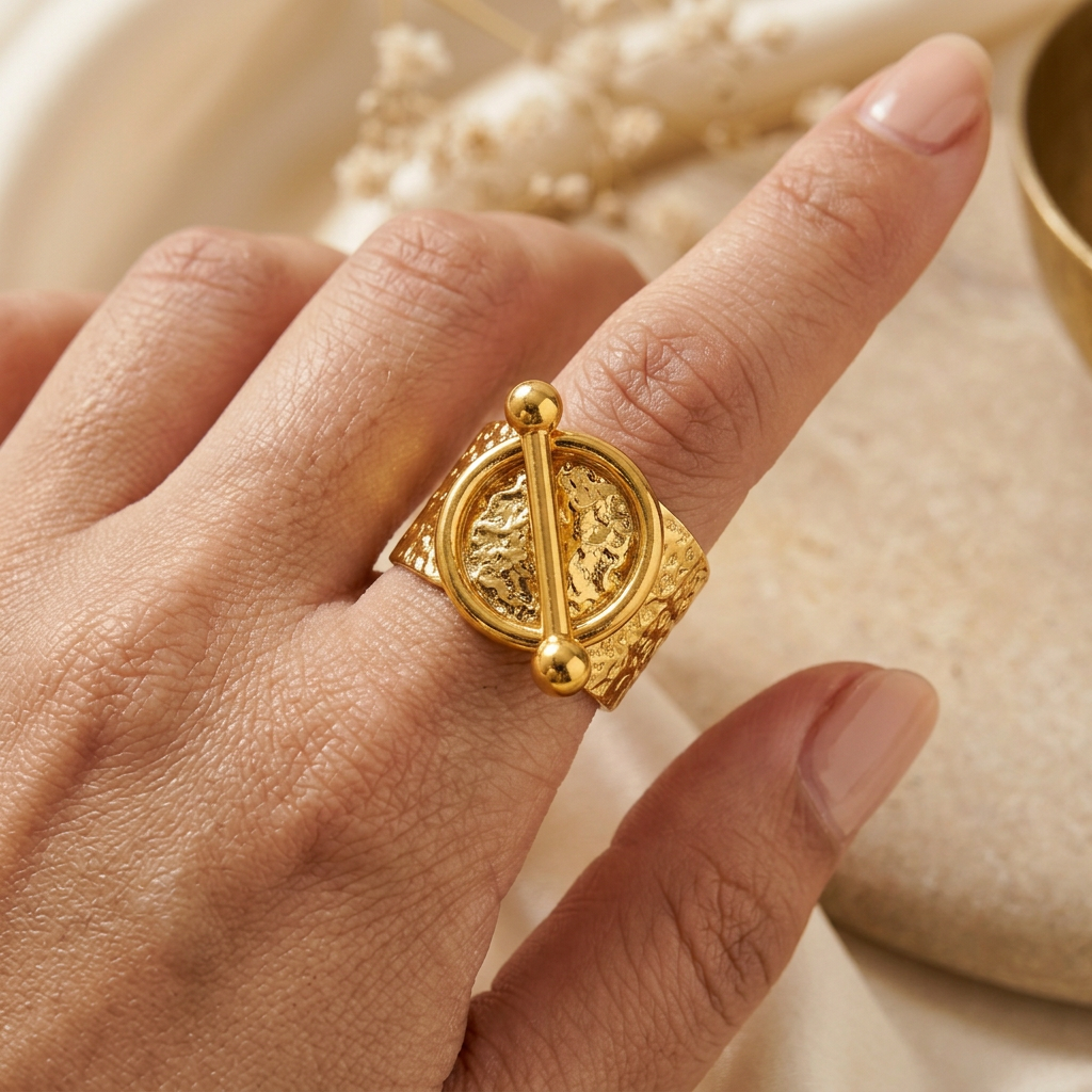 Bague Blair portée au doigt en gros plan