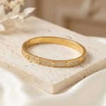 Jonc Angelina seul sur fond beige