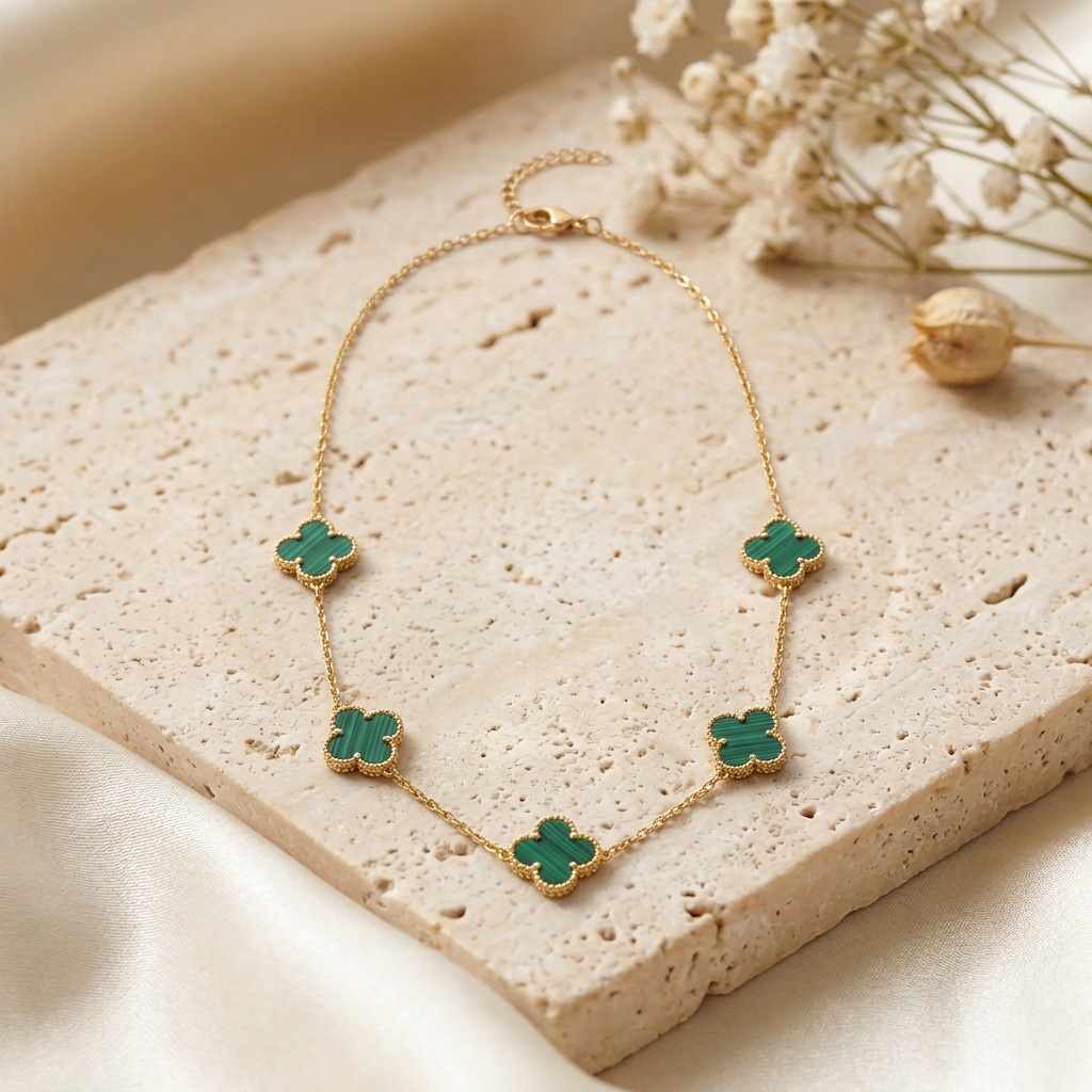 Collier Lola vert, cinq motifs sur fond beige