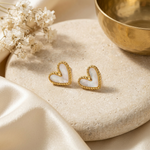 Boucles d’oreilles Amour blanches sur fond beige