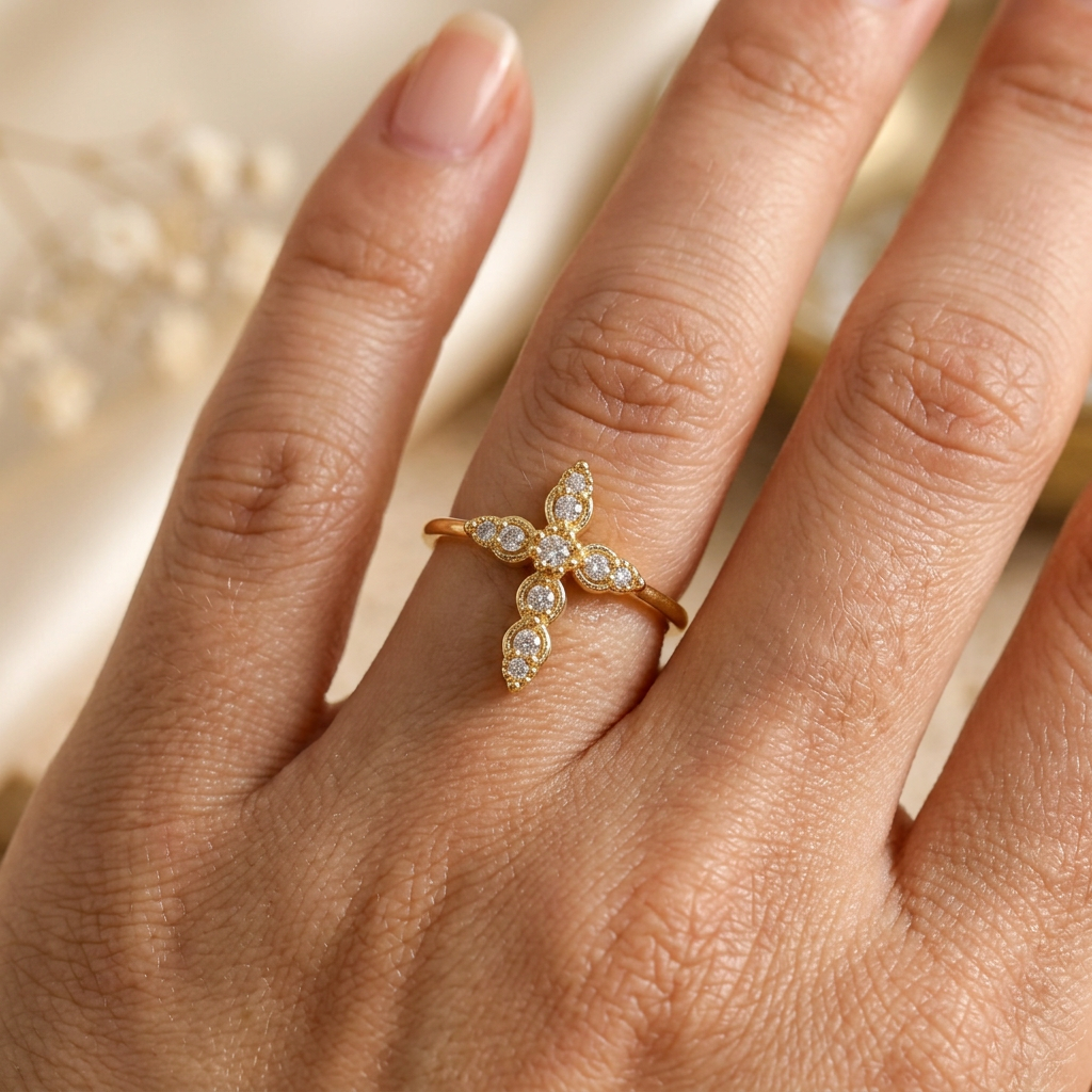 Bague María dorée portée au doigt en gros plan