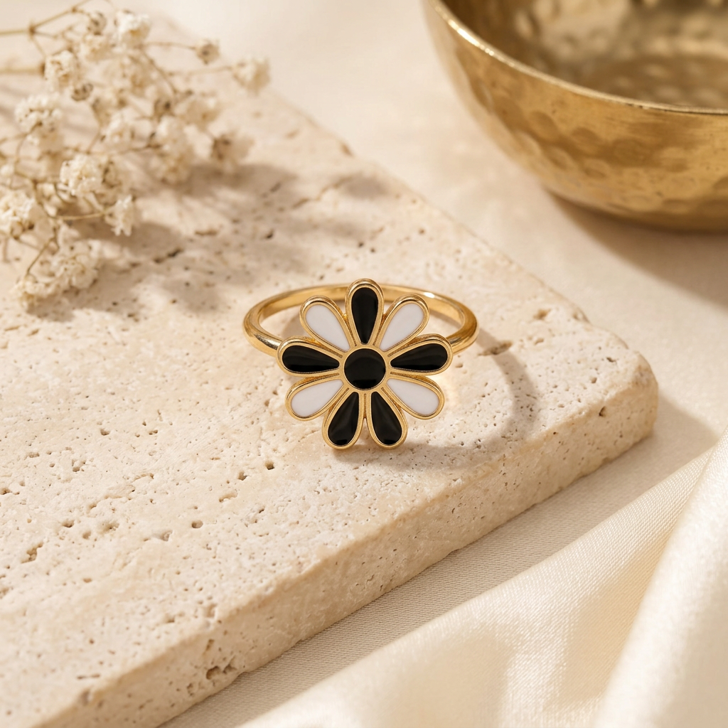 Bague Marguerite noire sur fond beige