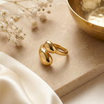 Bague Vera dorée sur fond beige