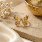 Bague Élise sur fond beige