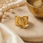 Bague Blair dorée sur fond beige