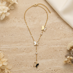 Collier en Y Mariposa à trois papillons avec détails transparents sur décor beige