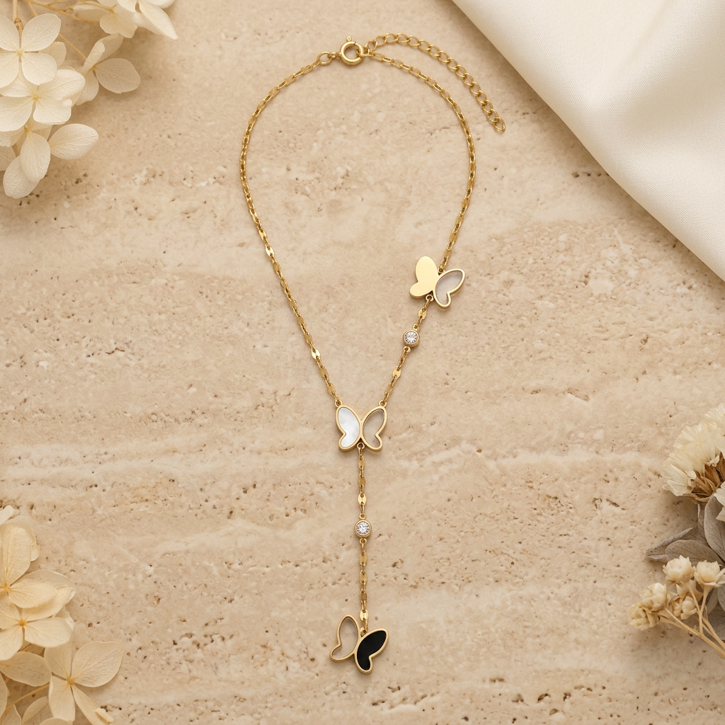 Collier en Y Mariposa à trois papillons avec détails transparents sur décor beige