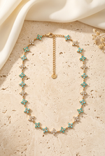 Collier Princesse Mérida sur décor beige travertin