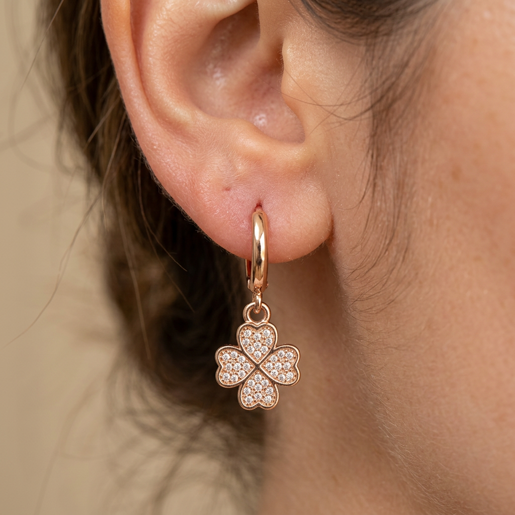 Boucle d’oreille Selen portée en gros plan