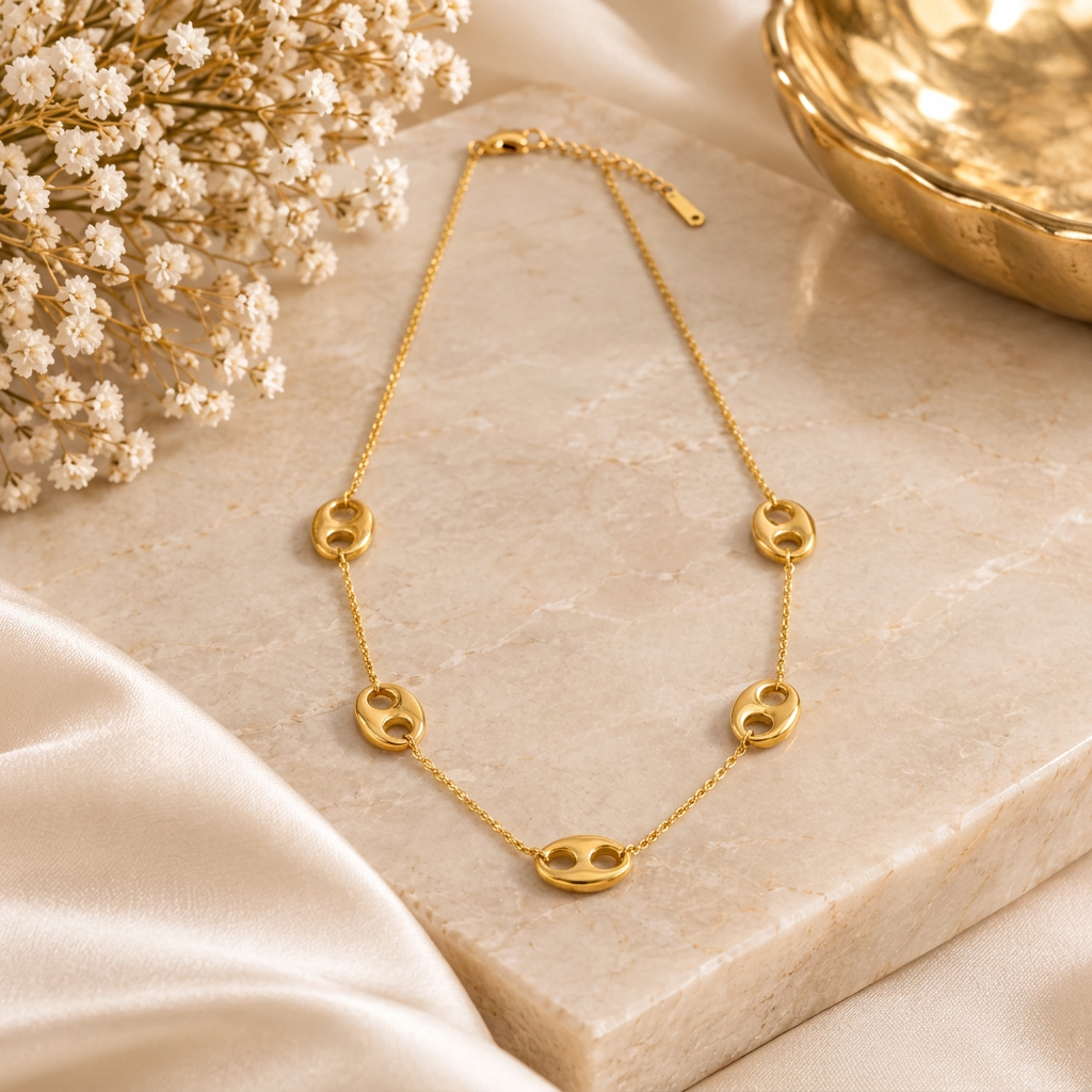 Collier Bella sur décor beige