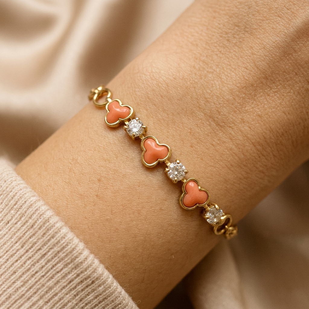 Bracelet Camélia porté au poignet