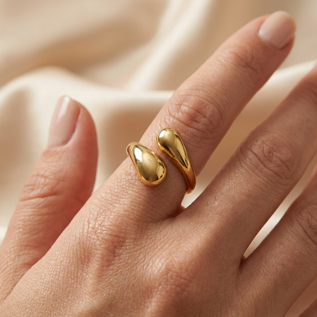 Bague Vera dorée portée au doigt en gros plan