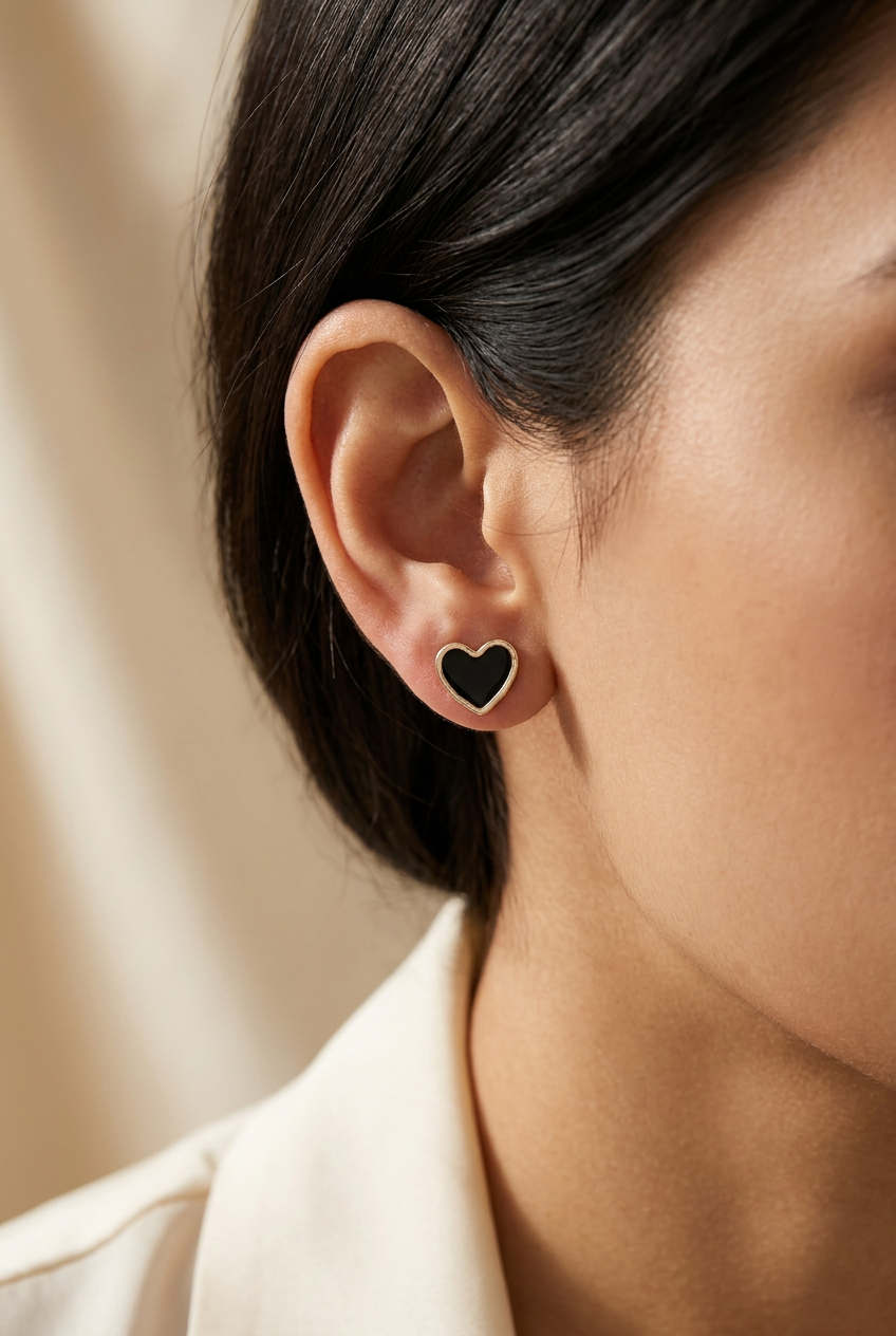 Boucles d’oreilles Nora cœur noir portées