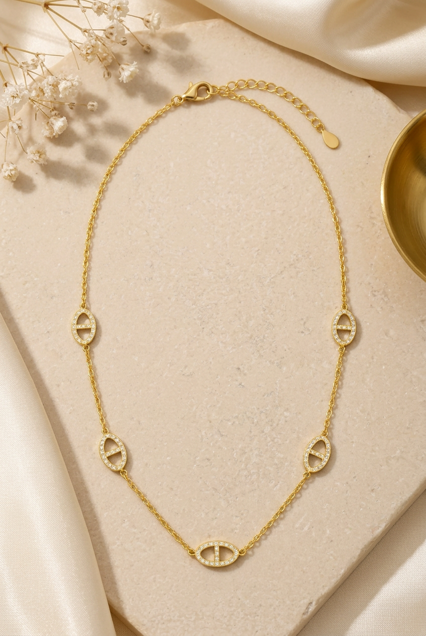 Collier Julia doré à cinq motifs ovales ajourés sur fond beige