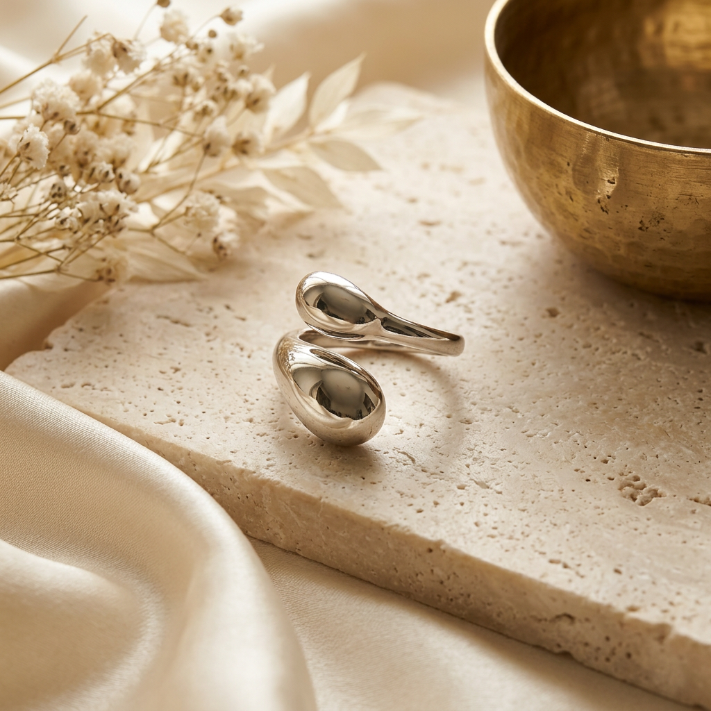 Bague Vera argentée sur fond beige