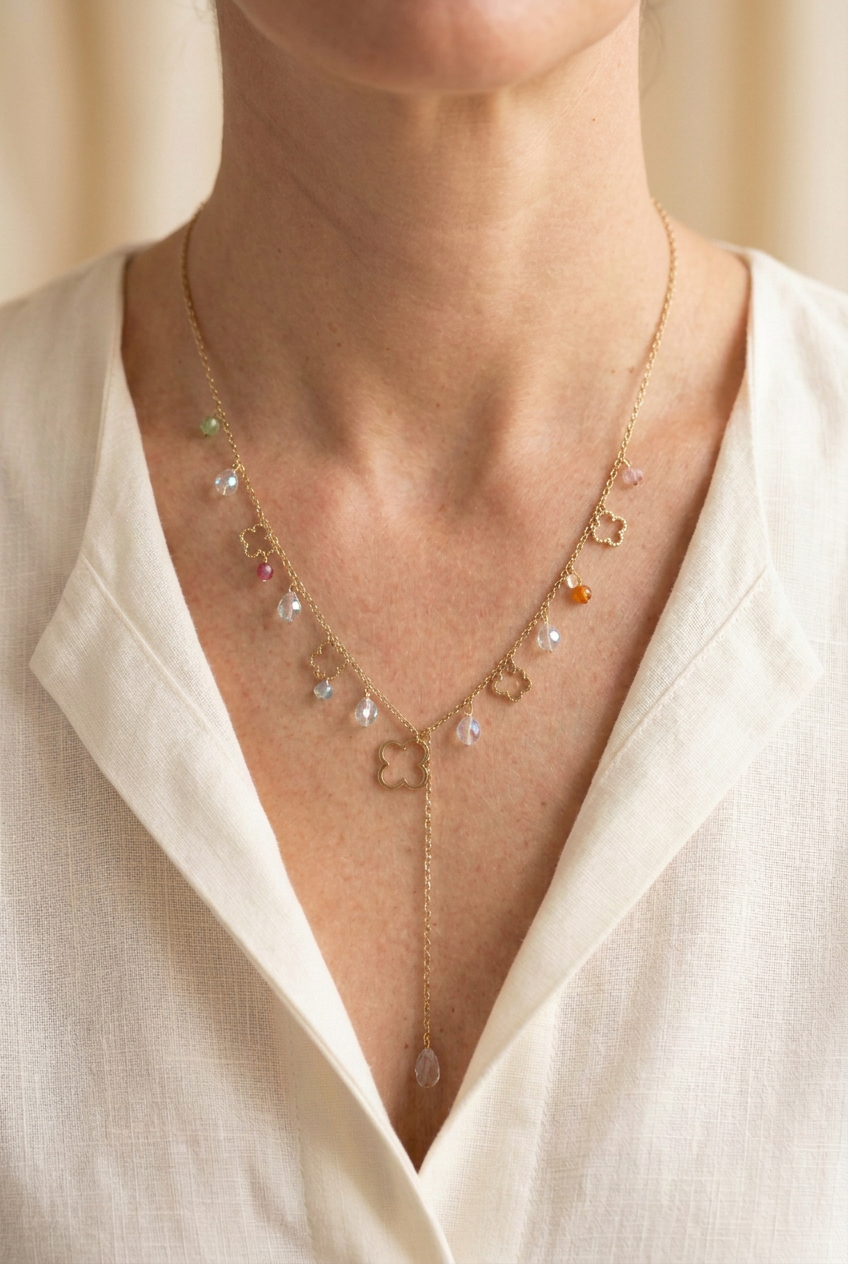 Collier Nina porté avec un chemisier blanc