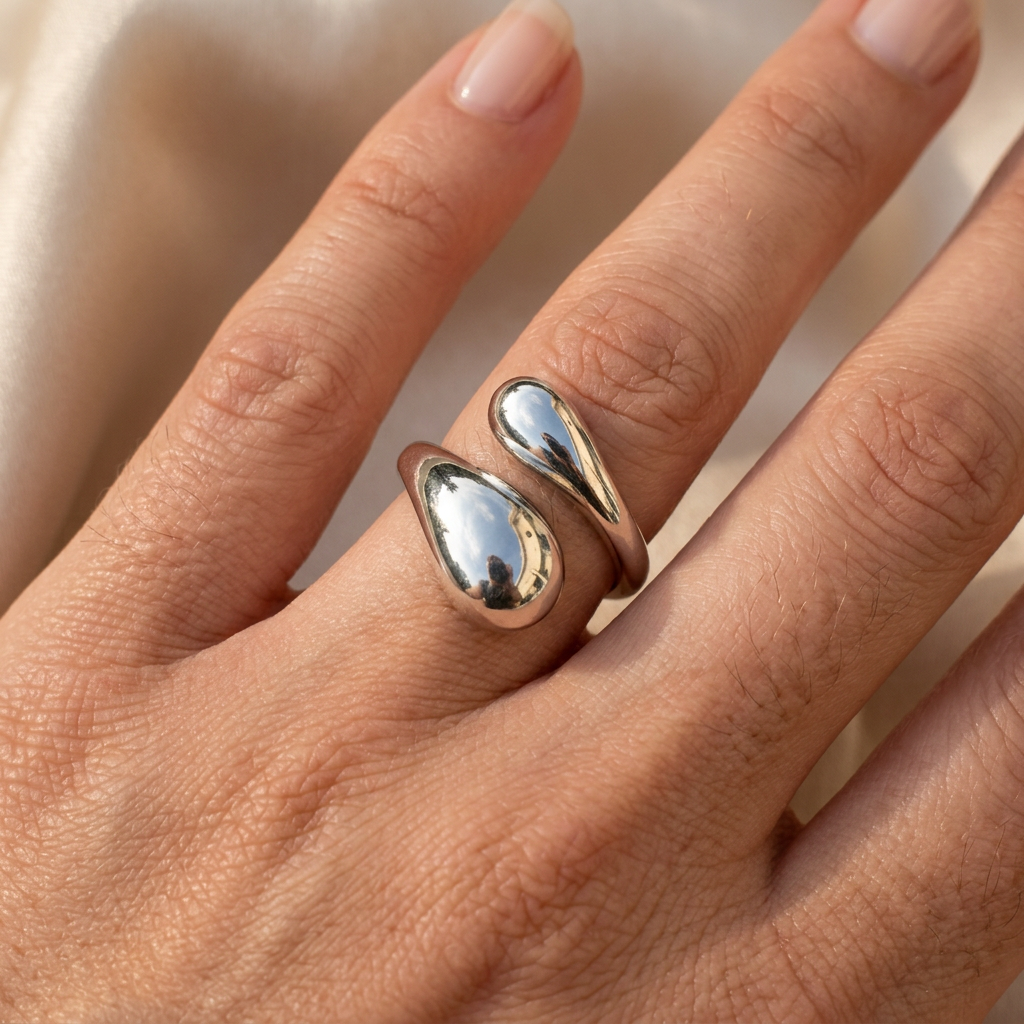Bague Vera argentée portée au doigt en gros plan