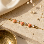 Bracelet Camélia sur fond beige