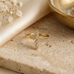 Bague María dorée sur fond beige