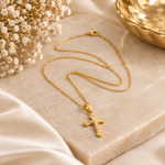 Collier croix Apolline sur décor beige