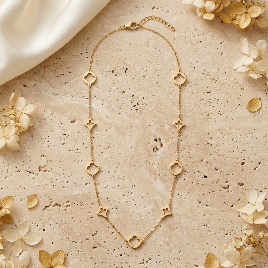 Collier Maëlle doré à neuf motifs ajourés sur décor beige