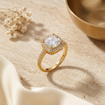 Bague Lorah dorée sur fond beige